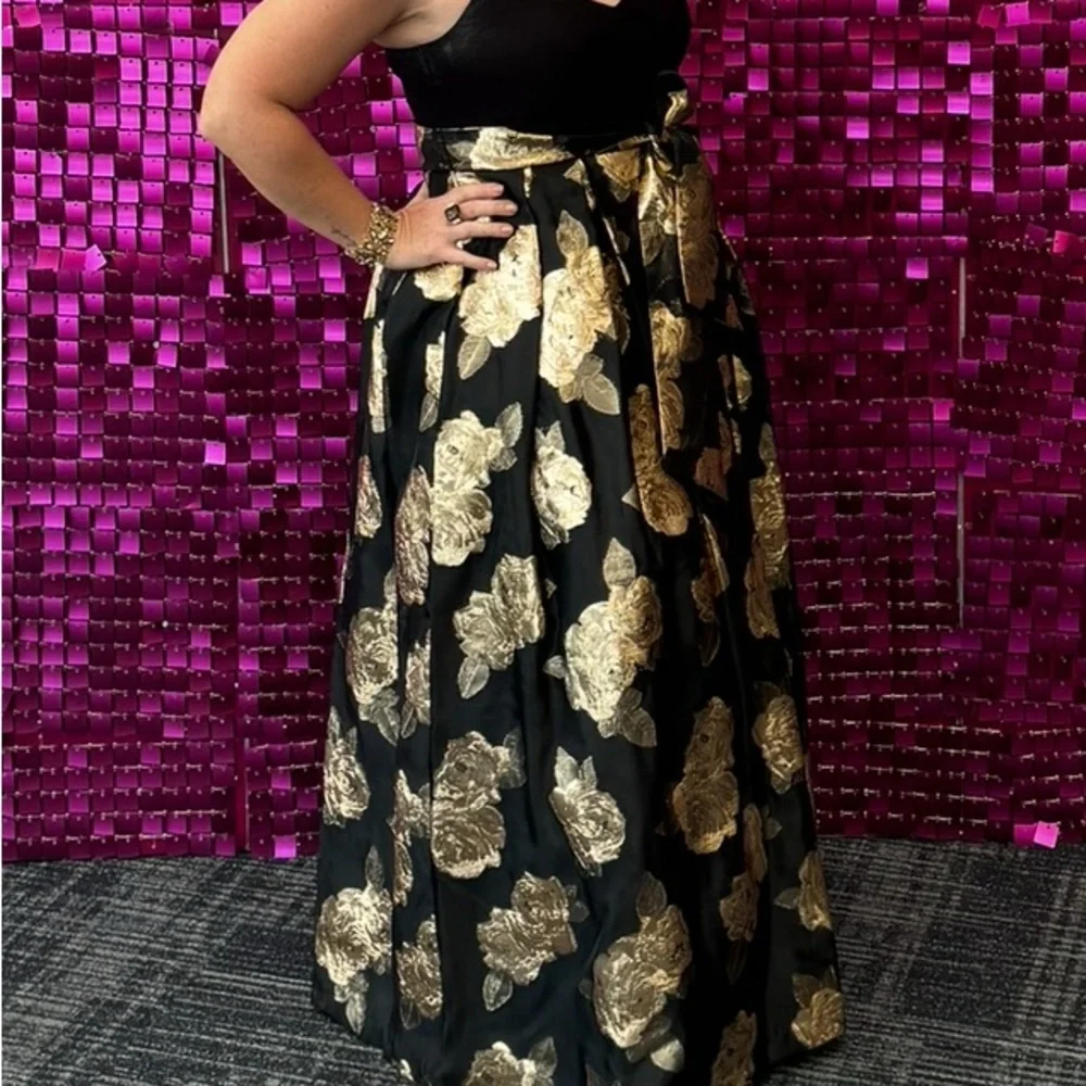 Elegant Black and Gold Floral Skirt - Picture 2 of 3